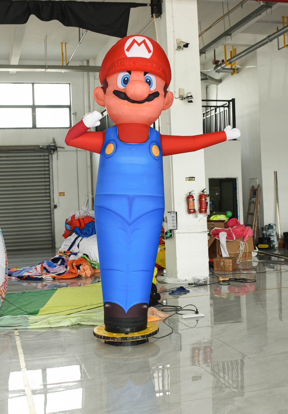 Pripučiama blow up šokėja - Sky baloon air guy su pūstuvu + LED lemputėmis super mario